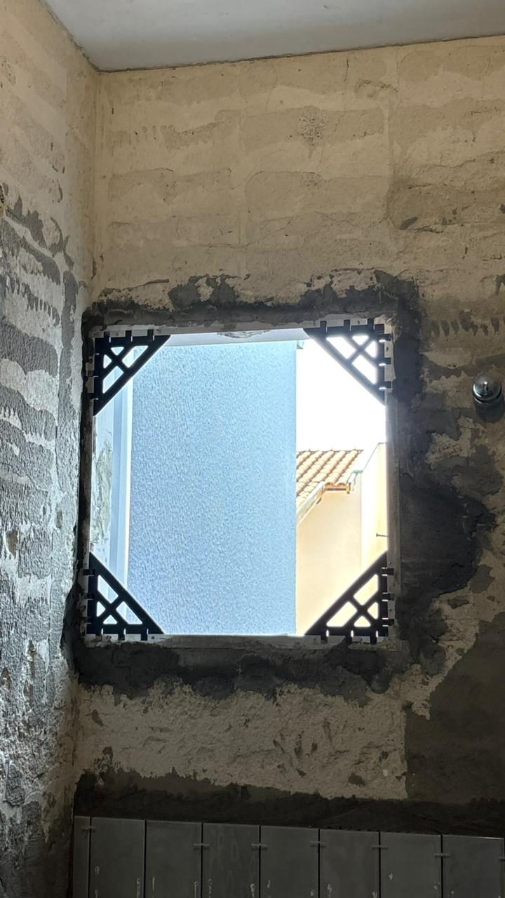 Contramarco instalado em vão de banheiro